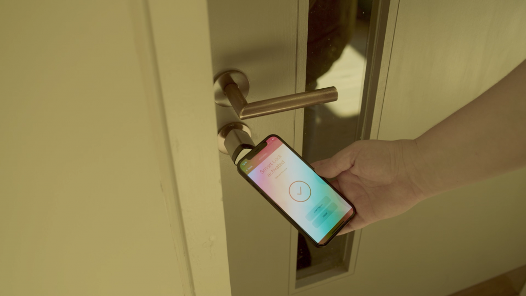 Opening a smart lock with mobile app